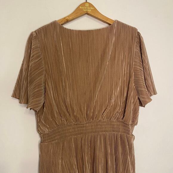 Skies Are Blue Champagne Short Sleeve Tiered Flowy MIDI Dress Size Medium - Picture 10 of 15